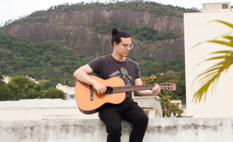 Image of software developer, Luiz playing guitar in Brazil